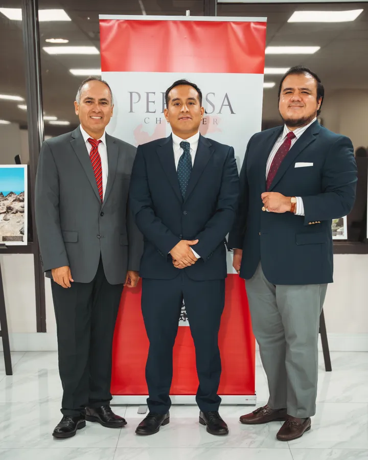 Three representatives beside a PERUSA Chamber banner.